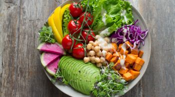 Pesquisadores reforçam evidências de que comer alimentos ricos em fibras, como vegetais, pode ajudar a reduzir o peso e fatores de risco de doenças cardíacas