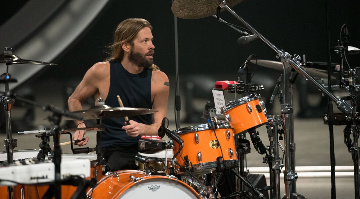 Taylor Hawkins, integrante da banda Foo Fighters, morreu, de acordo com um comunicado da banda neste sábado (26)