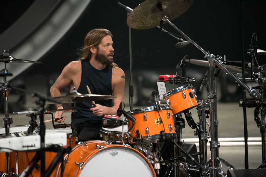 Taylor Hawkins, integrante da banda Foo Fighters, morreu, de acordo com um comunicado da banda neste sábado (26); a causa não foi divulgada