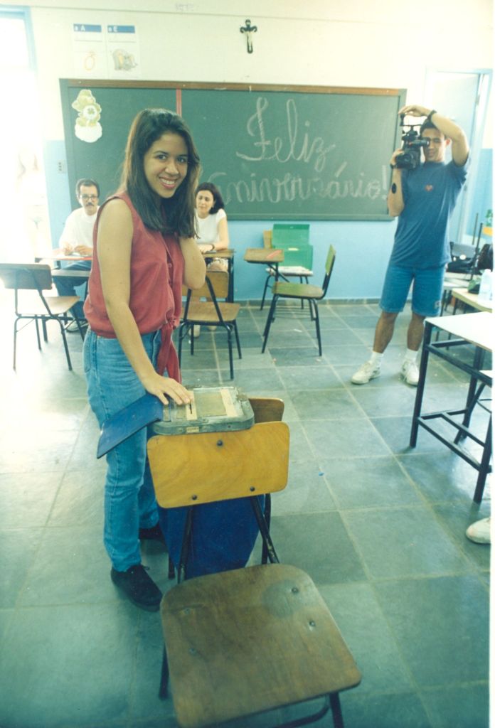 Jovem eleitora deposita o voto em urna, na eleição de 1988