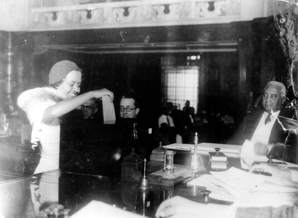 Almerinda Farias Gama deposita seu voto na urna na eleição de representantes classistas para a Assembléia Nacional Constituinte de 1934.