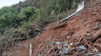 Aeronave da China Eastern Airlines com 132 pessoas a bordo caiu nesta segunda-feira (21) no Sul do país; segundo a mídia estatal, destroços e documentos foram encontrados nas montanhas Guangxi