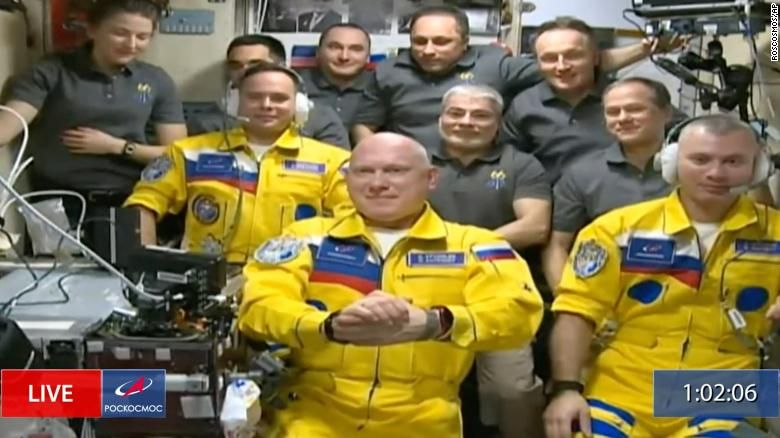 Cosmonautas russos Sergey Korsakov, Oleg Artemyev e Denis Matveyev são vistos durante uma cerimônia de boas-vindas depois de chegar à Estação Espacial Internacional