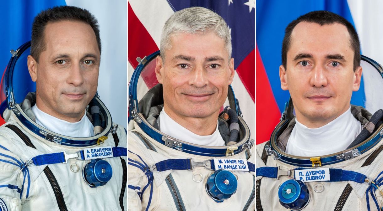 Da esquerda para a direita: cosmonauta russo Anton Shkaplerov, astronauta da NASA Mark Vande Hei e cosmonauta russo Pyotr Dubrov.