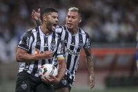 De virada, Atlético vence Cruzeiro, lidera e já está na semifinal do Mineiro