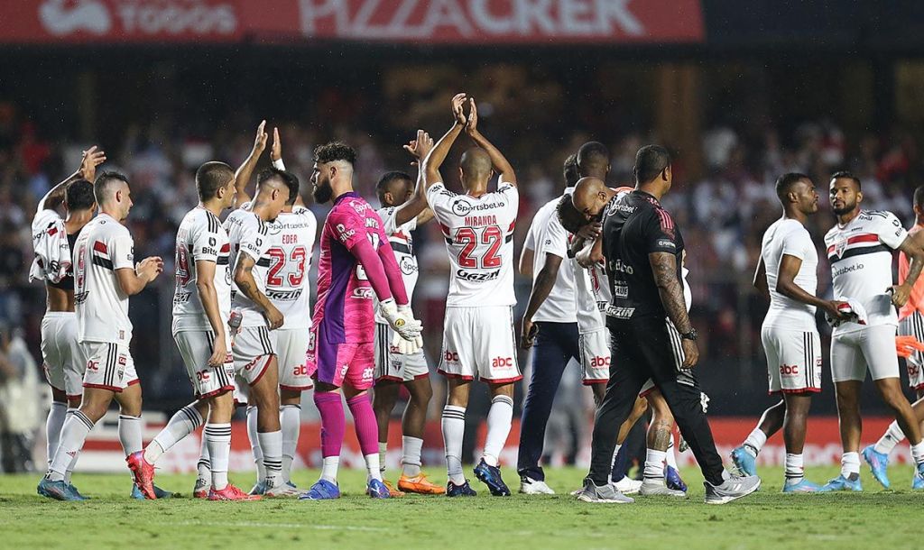 Jogadores do São Paulo comemoram vitória contra o Corinthians na semifinal do Campeonato Paulista 2022