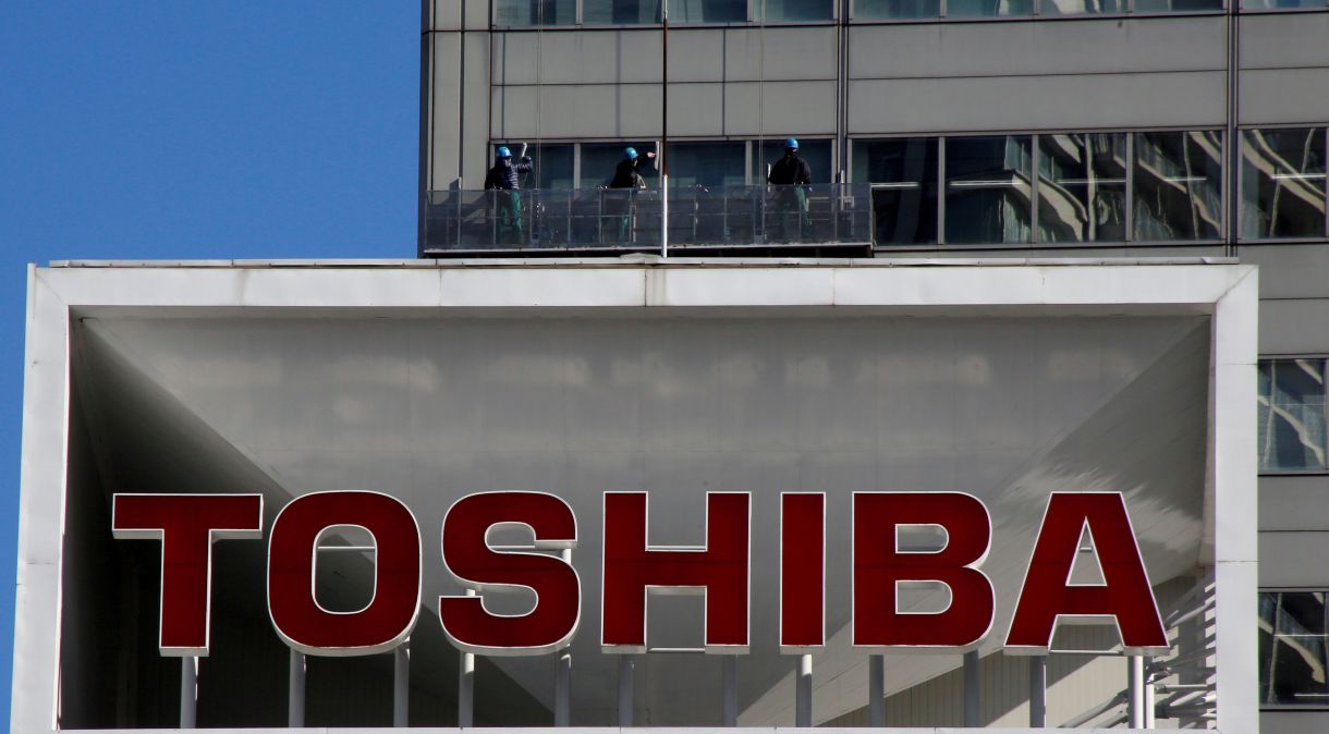 Logo do conglomerado Toshiba em Tóquio, no Japão