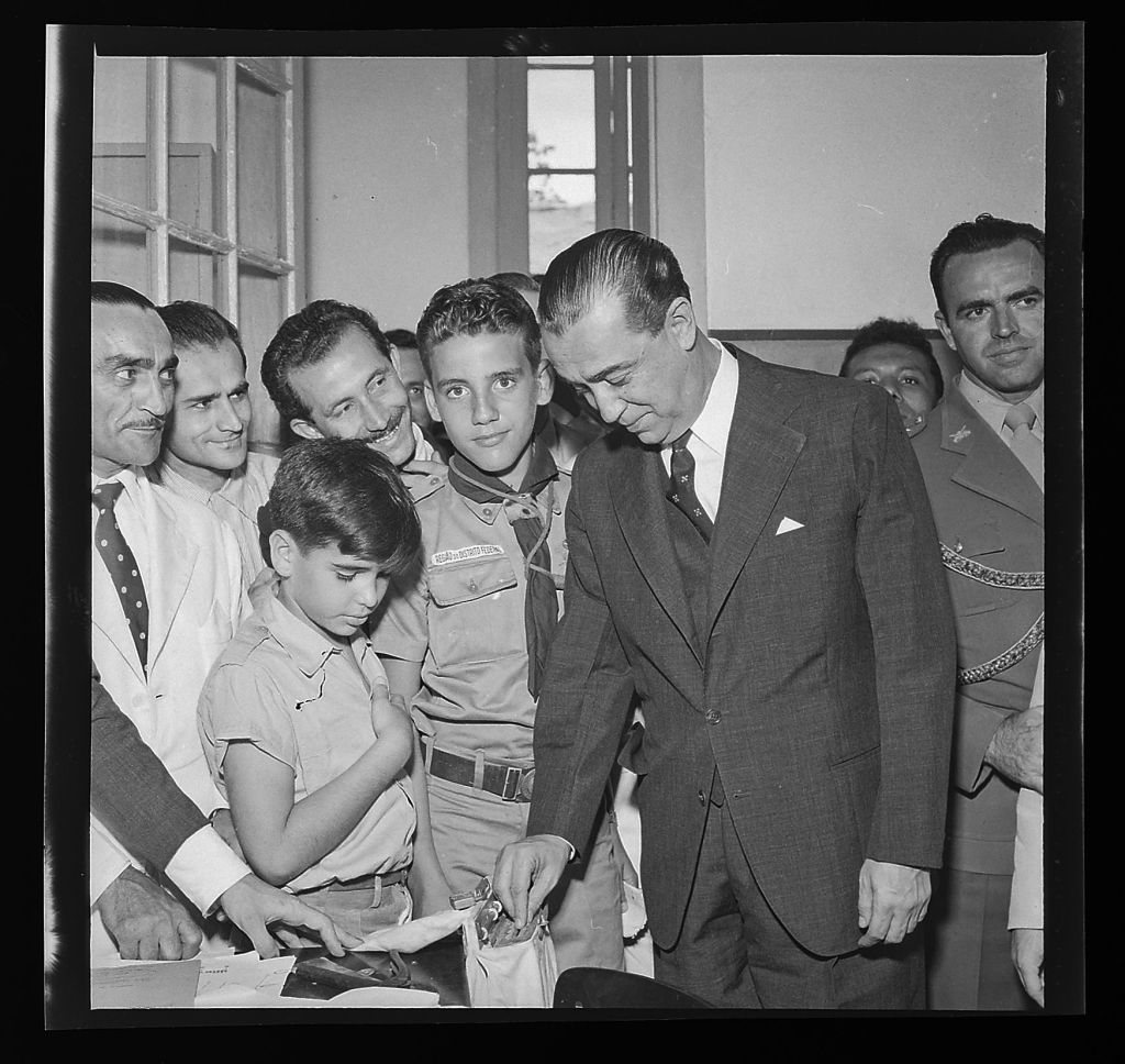 Presidente Juscelino Kubitschek vota nas eleições de 1958