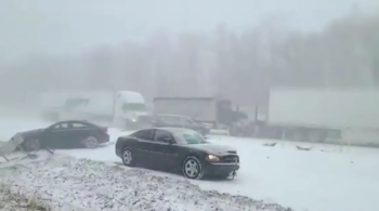 Neblina e neve fez cerca de 40 veículos colidirem em uma via no estado da Pensilvânia; 20 feridos foram levados a hospitais