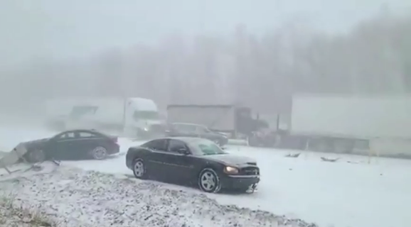 Acidente em estrada nos EUA provocado por tempestade de neve.