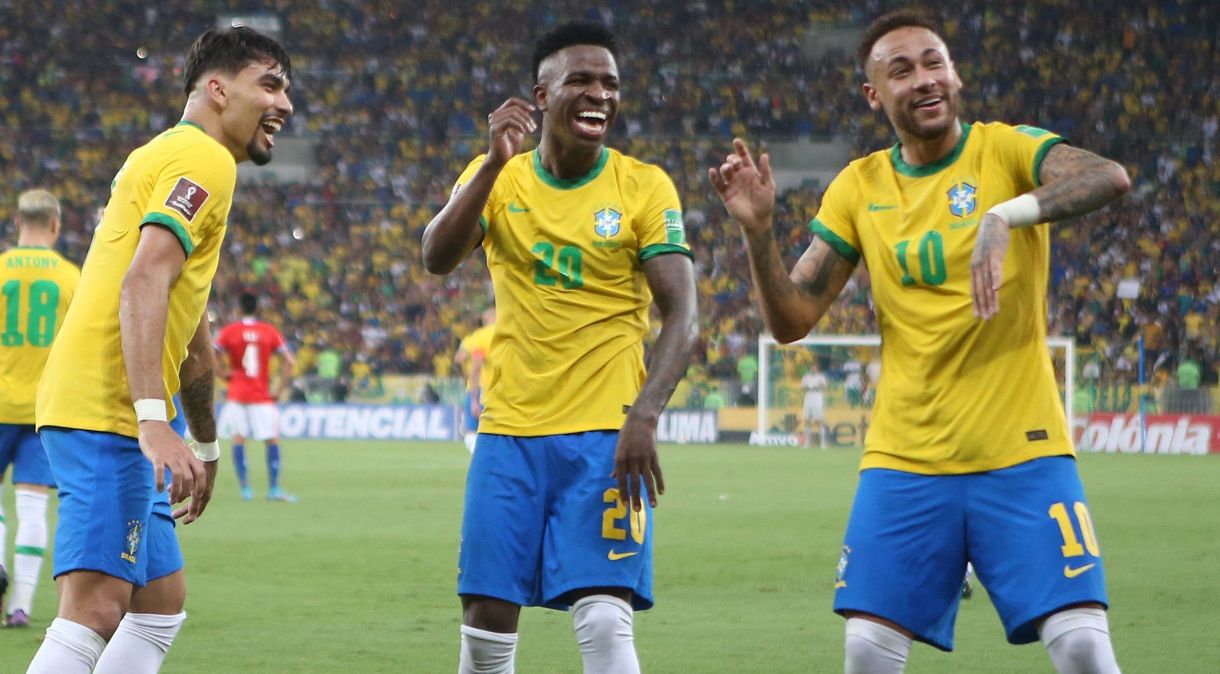 Neymar (D), do Brasil, comemora seu gol com Lucas Paquetá e Vinícius Júnior em partida contra o Chile válida pela 17ª rodada das Eliminatórias Sul-Americanas para a Copa do Mundo de 2022