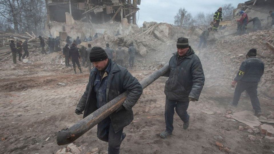 Ucranianos removem escombros de local destruído por ataque aéreo russo na região de Sumy