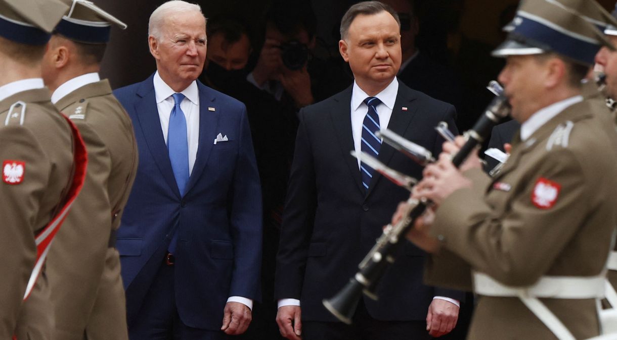 Membros da Guarda de Honra marcham durante uma cerimônia de boas-vindas antes da reunião entre o presidente polonês Andrzej Duda e o presidente dos EUA, Joe Biden, enquanto a invasão russa da Ucrânia continua, do lado de fora do Palácio Presidencial em Varsóvia, Polônia, em 26 de março de 2022