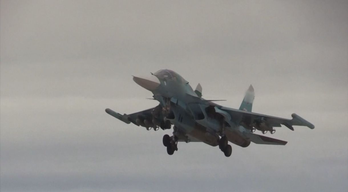 Caça russo com mísseis na parte inferior decola para missão sobre território ucraniano