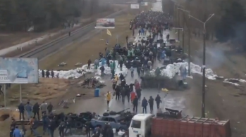 Vídeos postados pela autoridade local mostraram uma grande multidão carregando bandeiras ucranianas bloqueando a estrada na manhã desta quarta; Caminhões de lixo também estavam sendo usados ​​para bloquear a via