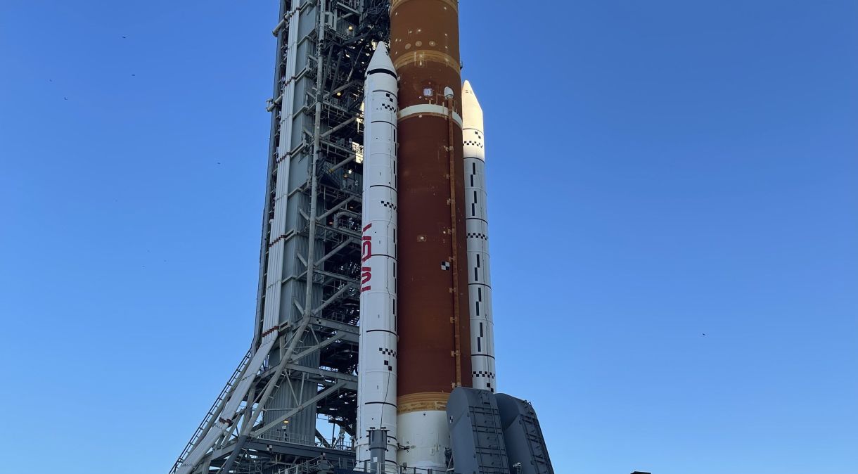 A pilha de foguetes Artemis I completou uma jornada de quase 11 horas até a plataforma de lançamento na manhã desta sexta-feira (18).