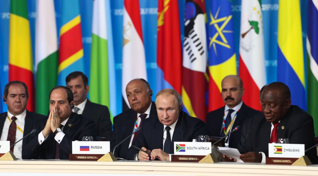 Líder russo, Vladimir Putin, acompanhado do presidente da África do Sul, Cyril Ramaphosa, e o presidente do Egito, Abdel Fattah el-Sisi, durante cúpula Rússia-África em 2019