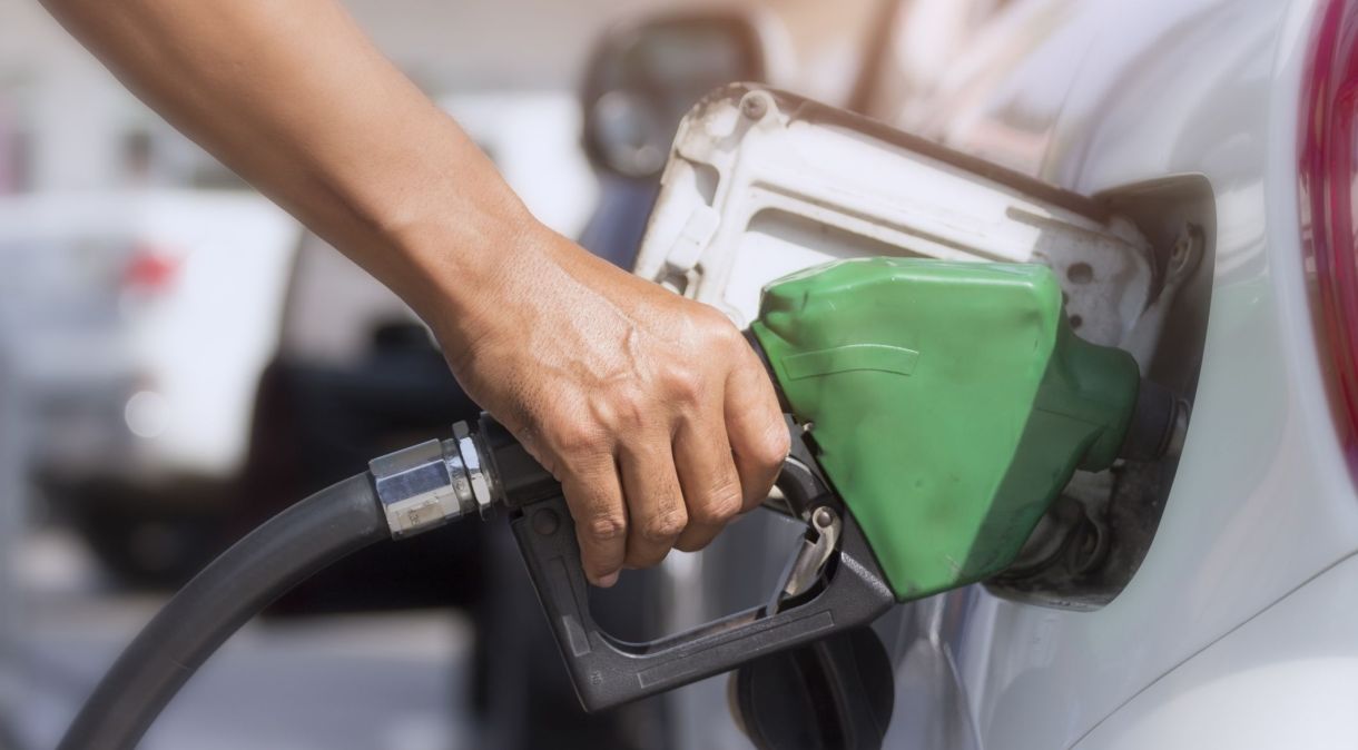 Redução no preço da gasolina e do gás de cozinha entram em vigor neste sábado (1º)