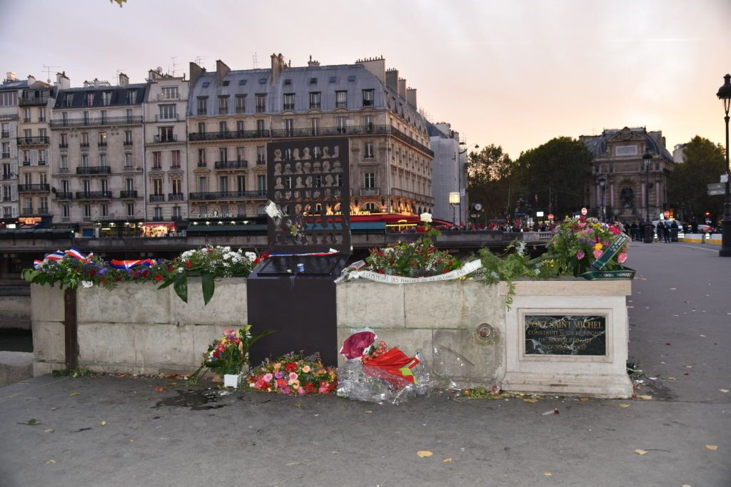 Argélia: Manifestantes depositam flores na Praça Chatelet, em Paris, durante uma manifestação realizada para marcar o 60º aniversário do massacre de 17 de outubro de 1961 em Paris