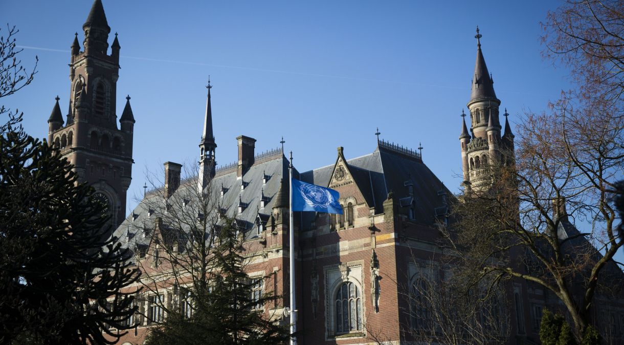 Bandeira da ONU em frente ao Palácio da Paz, sede do Tribunal Penal Internacional em Haia, na Holanda