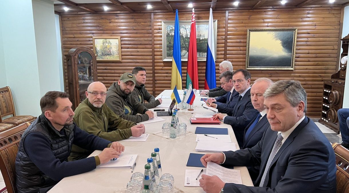 Delegações de Rússia e Ucrânia participam da terceira rodada das negociações de paz, em 7 de março