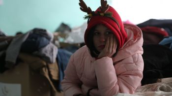 "Maior parte das pessoas está em porões ou abrigos com condições subumanas", declarou conselheiro da prefeitura de cidade atingida por ataques russos