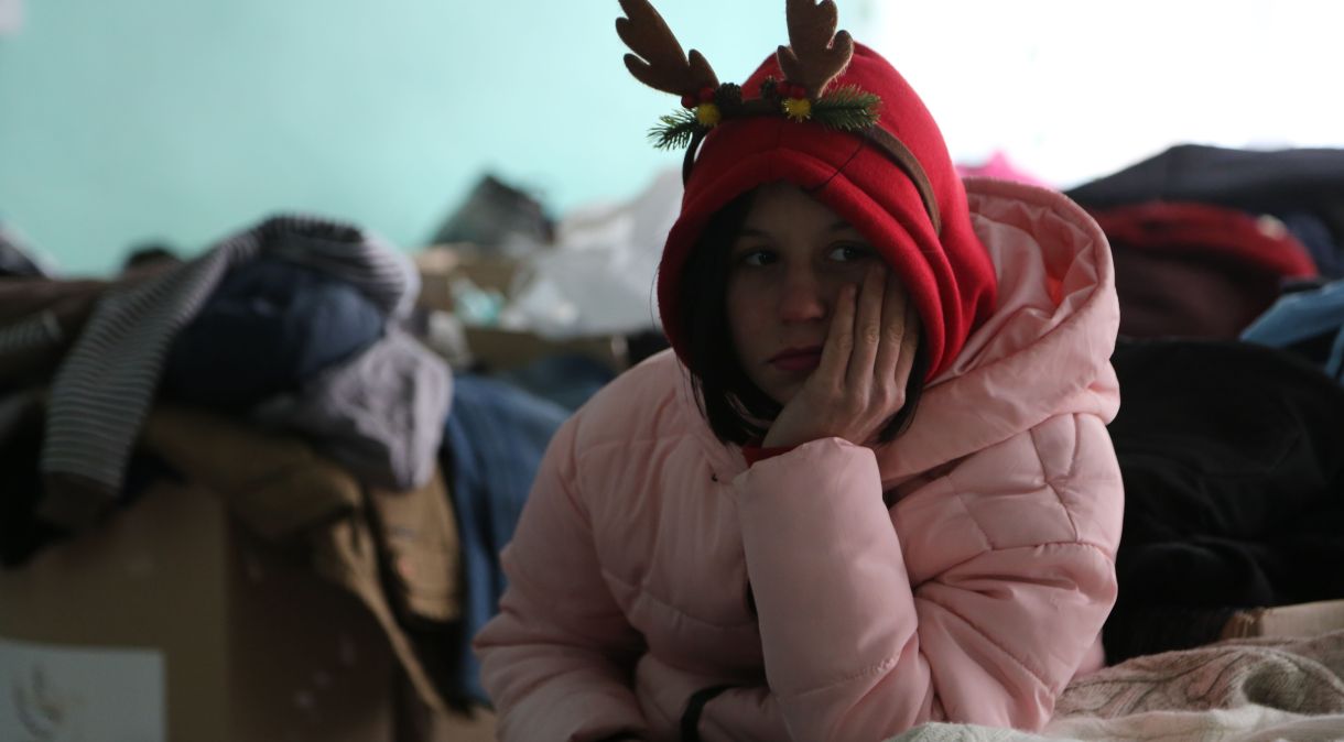 Criança retirada de região de Mariupol aguarda em abrigo na província de Donetsk, no leste da Ucrânia
