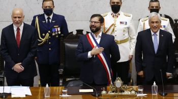 Ex-líder estudantil assume presidência em meio a disputa territorial, crise imigratória e reformulação da Constituição