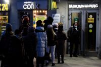 Último dia do McDonald’s na Rússia tem aglomerações e consumidores inconformados