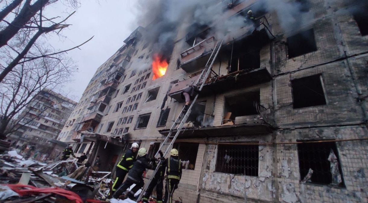 Bombeiros resgatam moradores e tentam apagar fogo de prédio atingido nesta segunda-feira (14) em Kiev, capital ucraniana