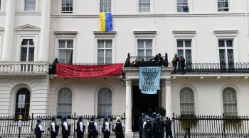 Bandeira da Ucrânia e faixas com xingamentos contra Putin foram penduradas em imóvel de luxo do bilionário Oleg Deripsaka