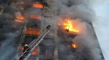 Pelo menos quatro edifícios residenciais em toda a capital ucraniana foram atingidos por ataques nesta terça-feira (15)