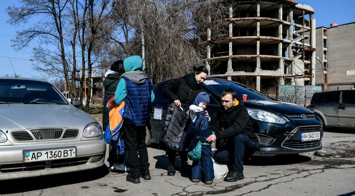 Civis que deixaram Mariupol chegam a abrigo em Zaporizhzhia