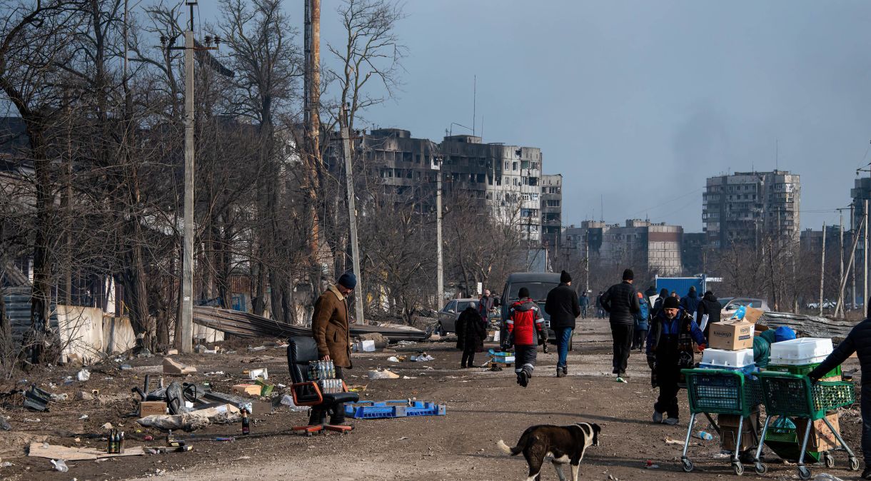 Civis deixam Mariupol, cidade ucraniana fortemente atingida pela Rússia desde o início da invasão da Ucrânia