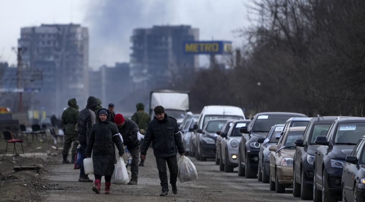 Civis tentam deixar Mariupol, uma das cidades mais atingidas pela Rússia na Ucrânia