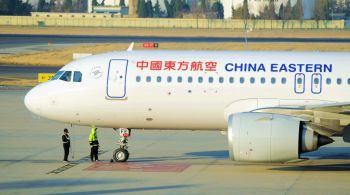 Boeing 737 da China Eastern Airlines saiu de Kunming em direção a Guangzhou e caiu mais de 25 mil pés em menos de dois minutos; mau tempo atrapalha operações de resgate