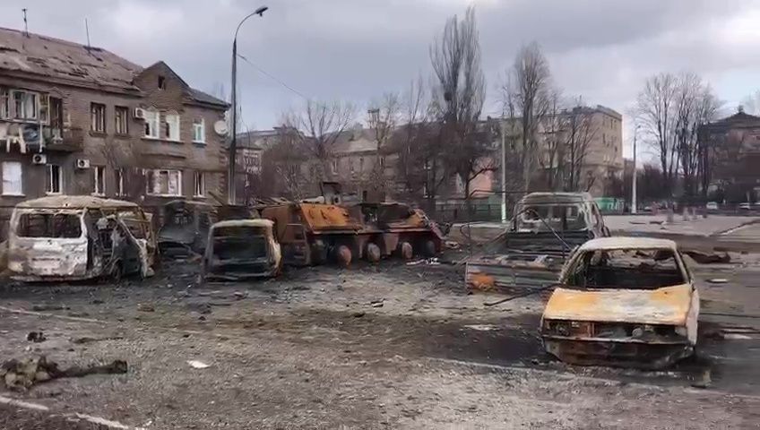 Carros queimados em Mariupol, cidade ucraniana atacada pela Rússia