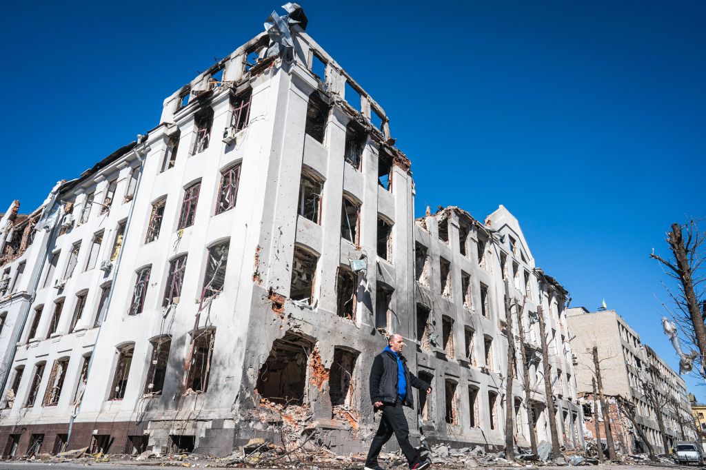 Prédio destruído em Kharkiv após bombardeios russos