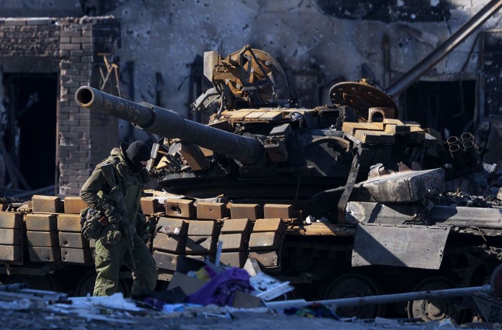 Veículo militar danificado em Mariupol, cidade sob controle do exército e de separatistas russos, em 21 de março de 2022