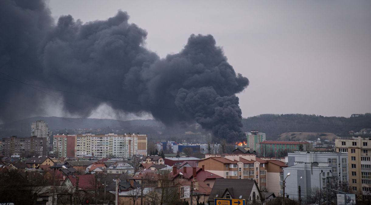 Fumaça é vista na cidade de Lviv, na Ucrânia, após provável ataque russo
