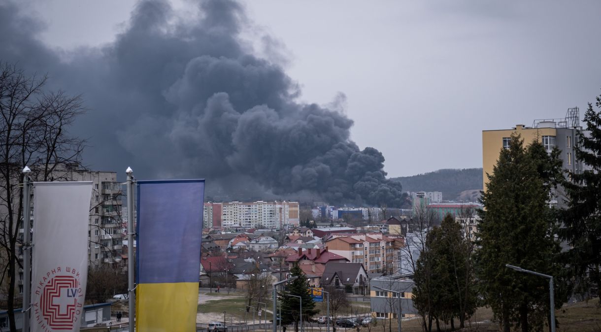 Fumaça na cidade de Lviv, na Ucrânia, após ataque atribuído às forças russas, no dia 26 de março
