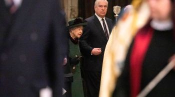 Família real compareceu ao memorial do príncipe Philip nesta terça-feira (29); monarca de 95 anos entrou na Abadia de Westminister acompanha pelo príncipe Andrew