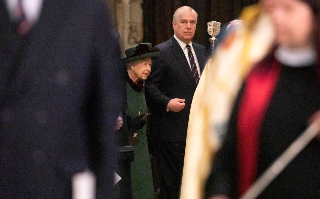 A rainha Elizabeth II chega à Abadia de Westminster acompanhada pelo príncipe Andrew, duque de York