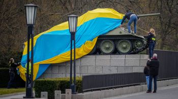 Autoridades locais da região de Kharkiv dizem que a bandeira ucraniana foi hasteada em assentamentos próximos à fronteira russa, confirmando a contínua retirada das forças invasoras na área.