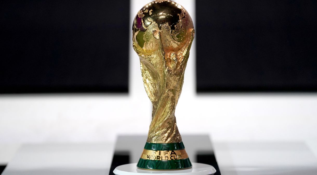 Troféu da Copa do Mundo; Brasil vai em busca da sexta conquista