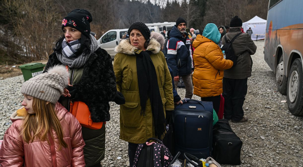 Ucranianos que fugiram de guerra aguardam para embarcar em ônibus próximo à fronteira com a Polônia -(Omar Marques/Getty Images)