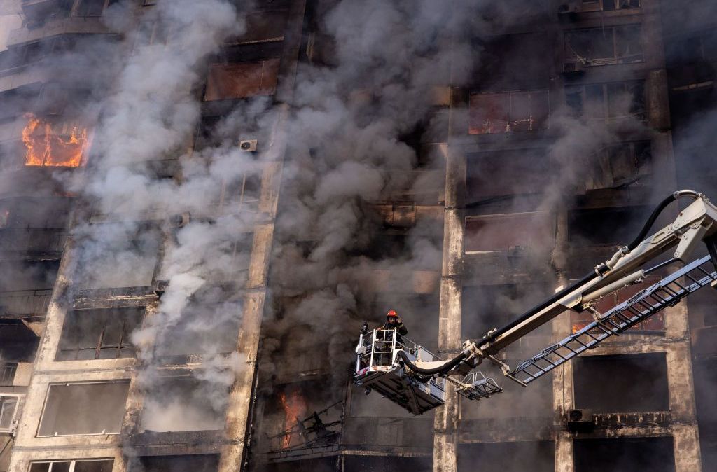 Bombeiros tentam apagar incêndio em prédio atingido por bombardeio russo no dia 15 de março de 2022, na região de Sviatoshynskyi, em Kiev, na Ucrânia