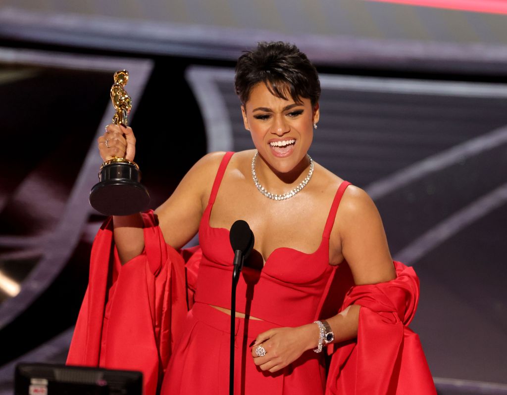 Ariana DeBose recebe o troféu de melhor atriz coadjuvante no Oscar 2022