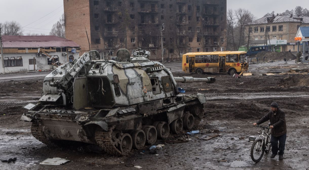 Destruição na cidade de Trostyanets, na Ucrânia: homem passa por tanque russo inutilizado na cidade, que foi fortemente atingida por bombardeiros desde início da guerra