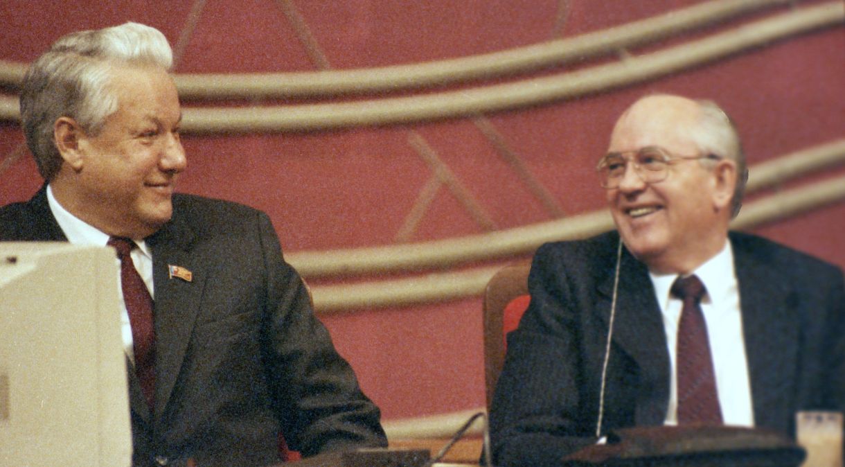 Presidente do Presidium do Soviete Supremo, Boris Yeltsin, e o presidente da União Soviética, Mikhail Gorbachev, durante uma sessão do Congresso dos Sovietes em Moscou, Rússia, em 21 de dezembro 1990.